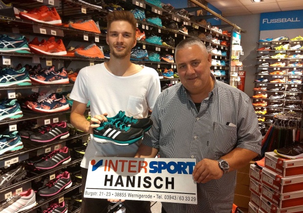Dietmar Hanisch (rechts) unterstützt Floorball-Nationalspieler Ramon Ibold mit neuen Laufschuhen